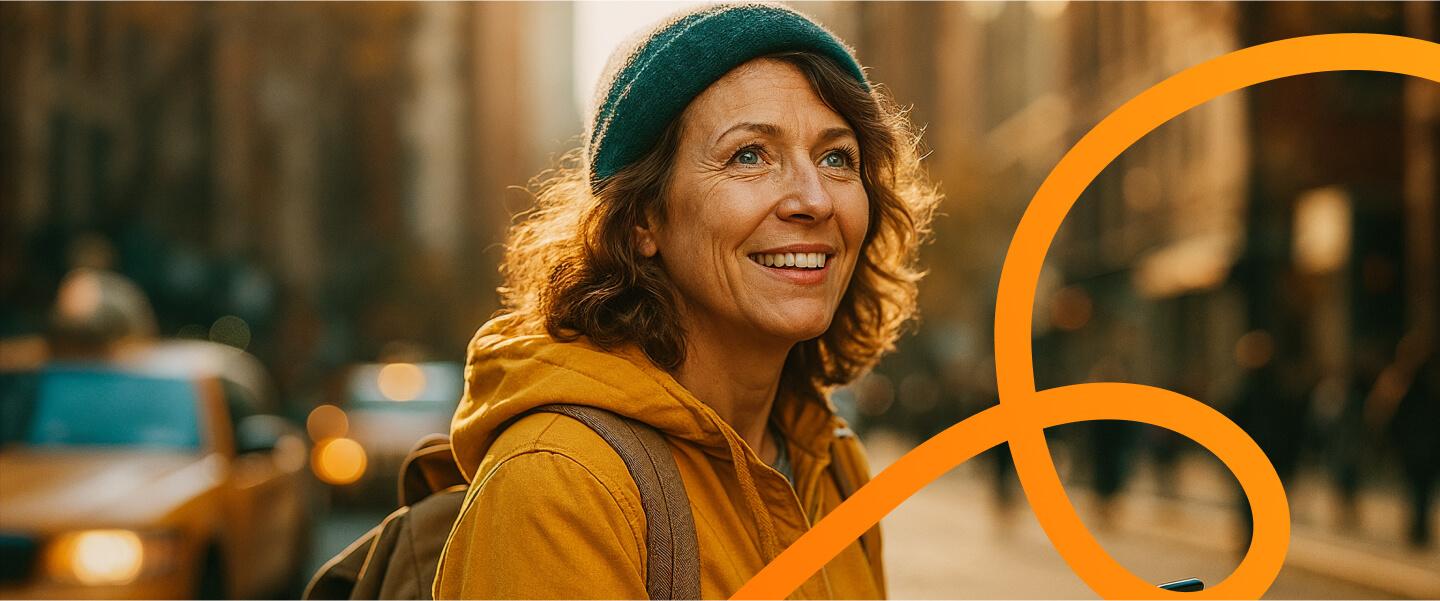 Mulher sorrindo com jaqueta amarela